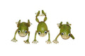 Três figuras decorativas de rãs verdes com olhos grandes sobre fundo branco