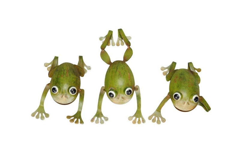 Três figuras decorativas de rãs verdes com olhos grandes sobre fundo branco