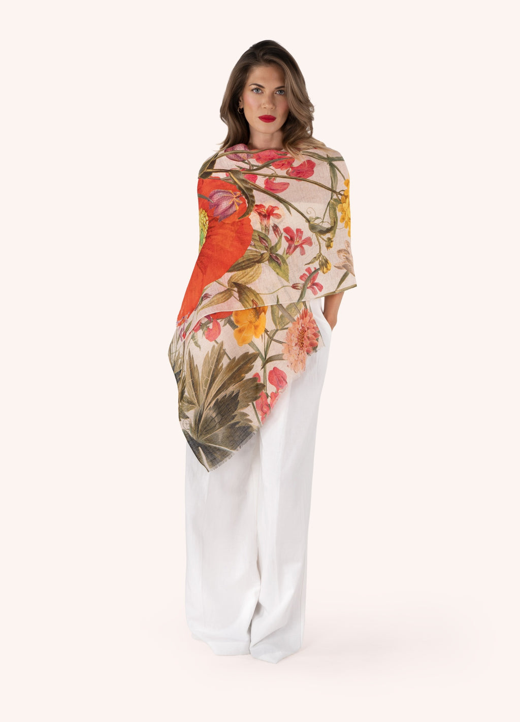 Estola feminina com padrão floral colorido sobre fundo claro