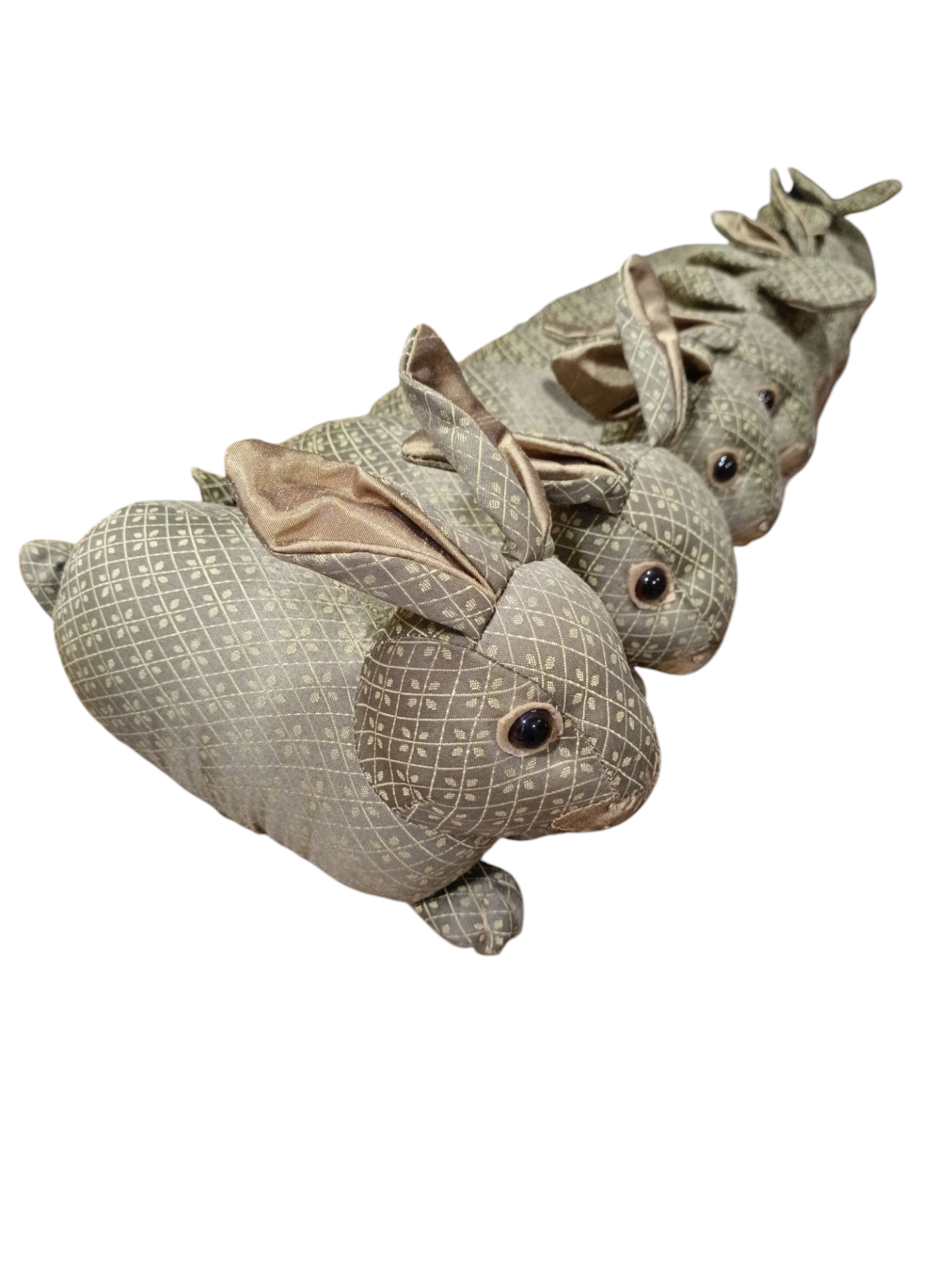 Três coelhos de tecido cinzento com padrão de grelha alinhados