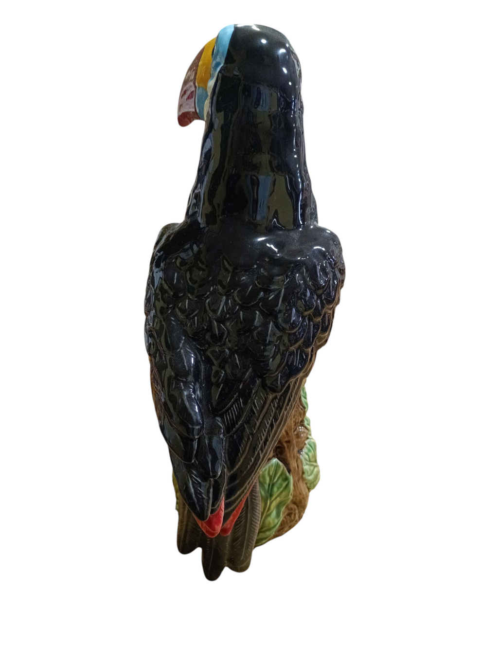 Estatueta cerâmica de tucano colorido sobre base esculpida