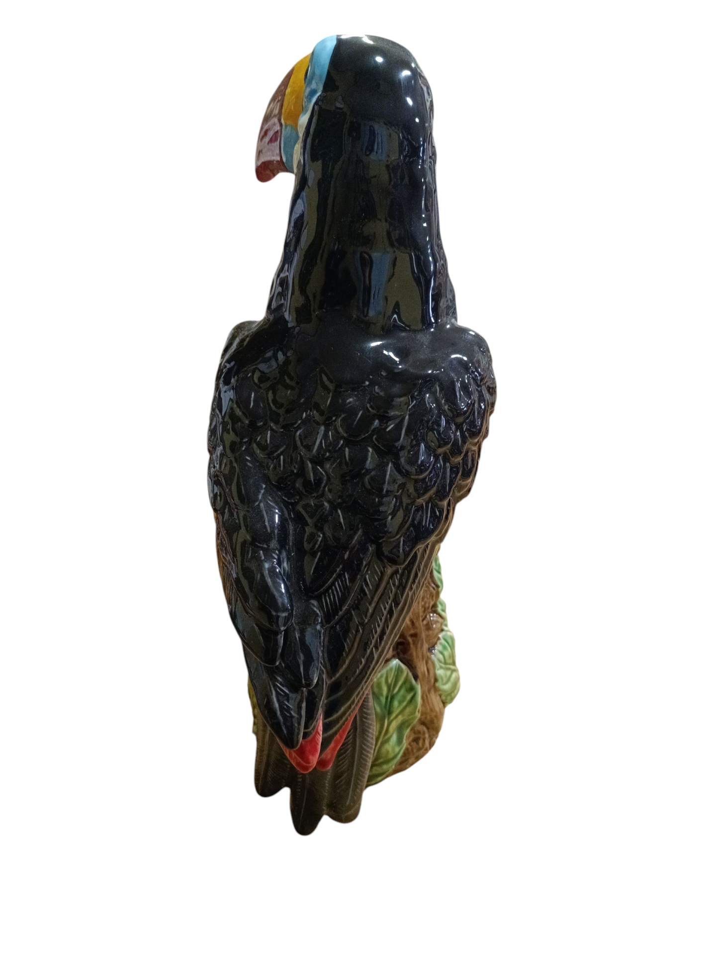 Estatueta cerâmica de tucano colorido sobre base esculpida