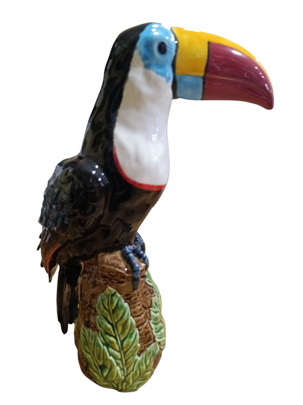Estatueta cerâmica tucano colorido sentado em base com folhas verdes