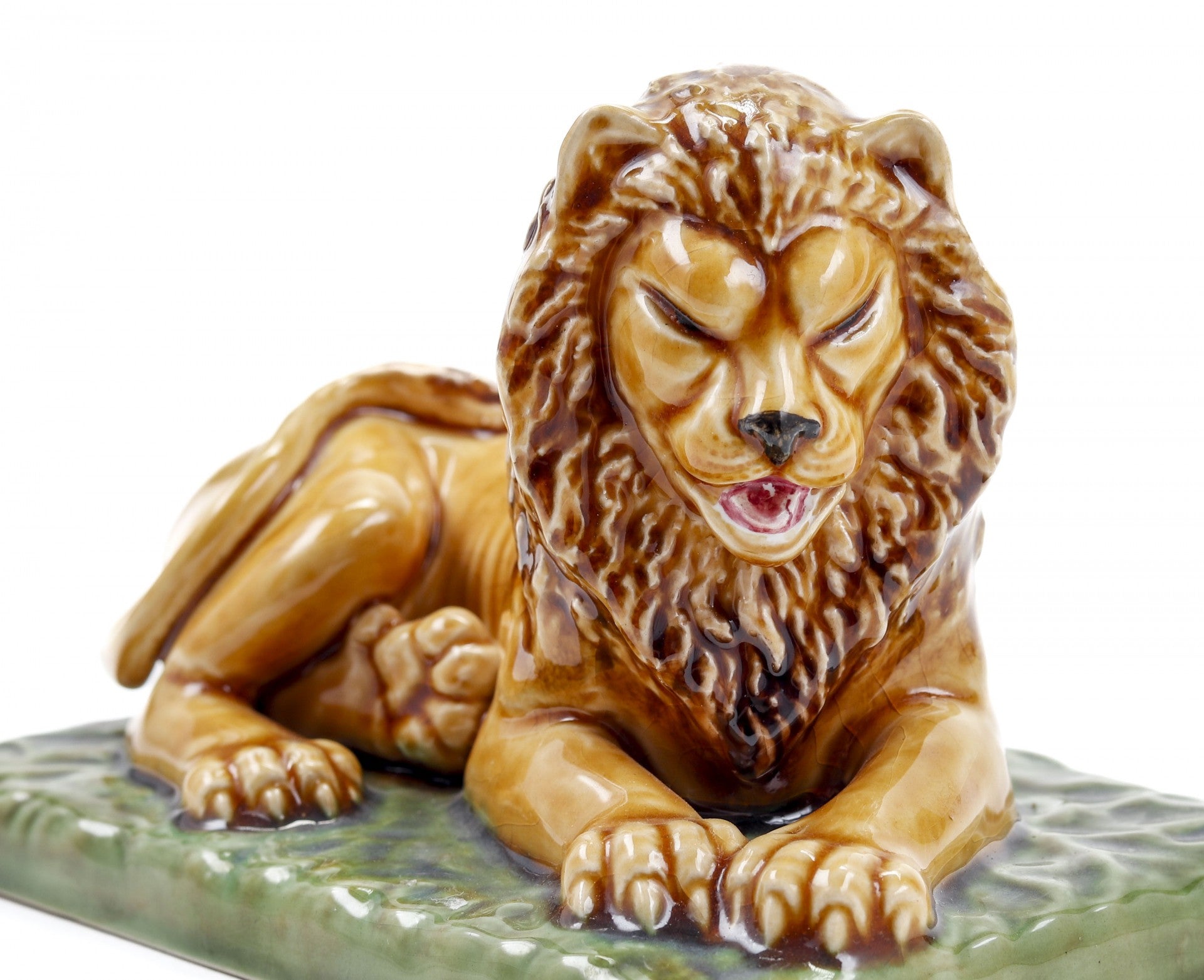Estátua cerâmica leão castanho e bege com base verde