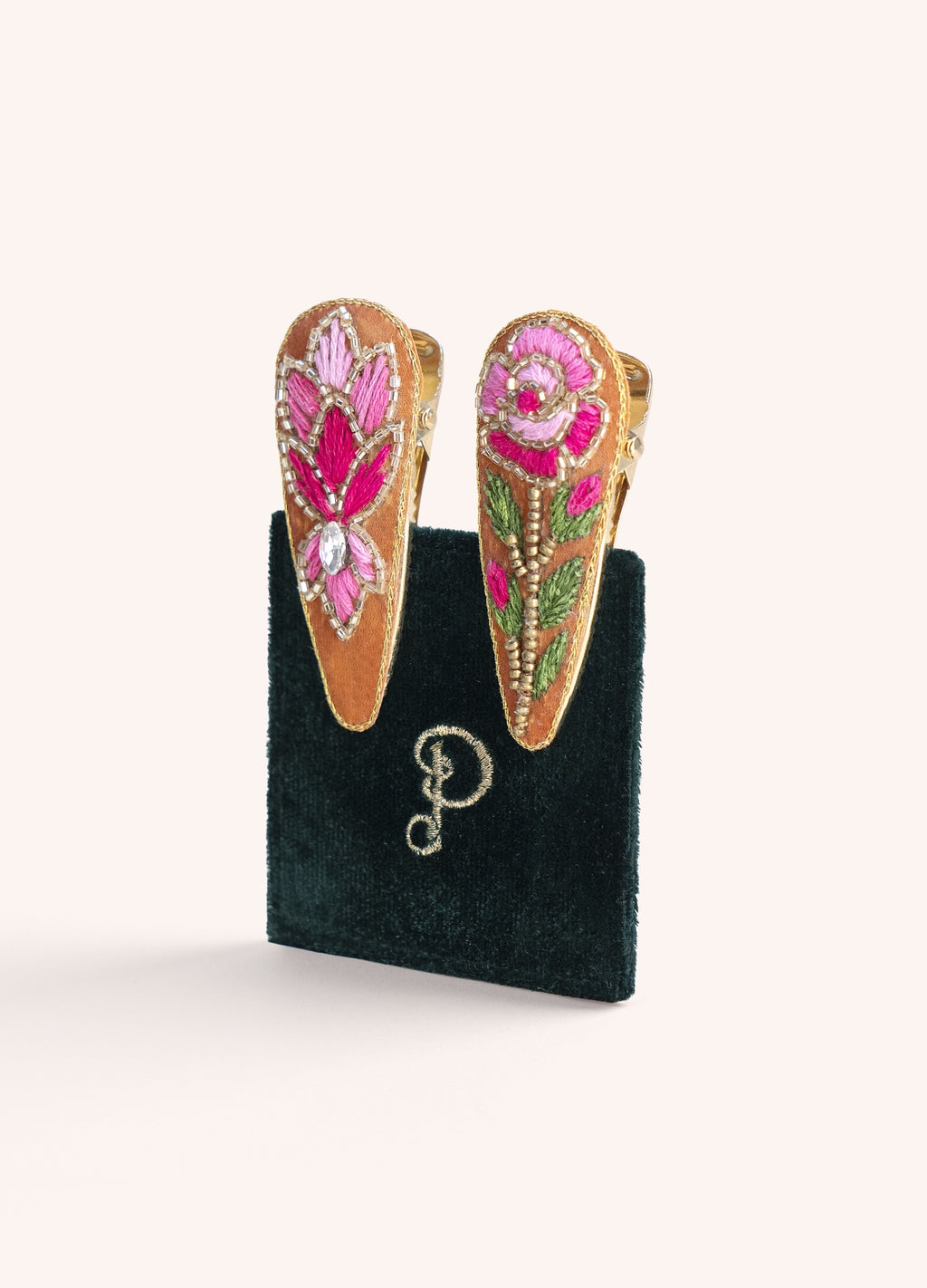 Par de presilhas de cabelo bordadas com flores em tons de rosa, vermelho e verde