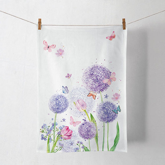 Guardanapo branco com padrões florais e borboletas coloridas pendurado