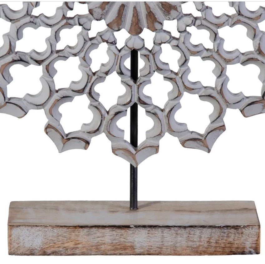 Escultura decorativa com base de madeira e estrutura branca geométrica vazada