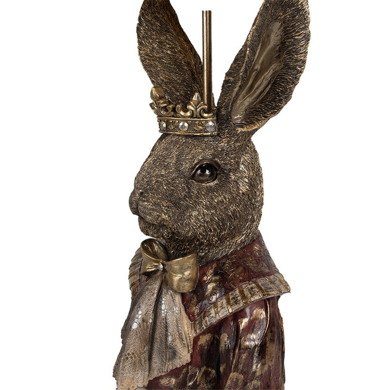 Estátua decorativa de coelho com coroa e roupa texturizada