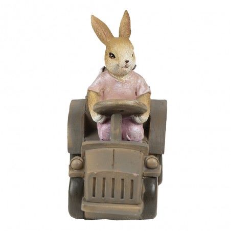 Figura decorativa de coelho rosa num carro vintage castanho