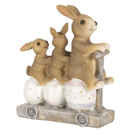 Estatueta de coelhos e ovos decorativos sobre base com rodas