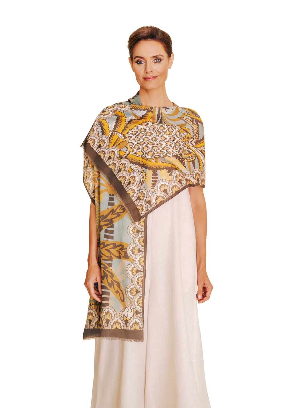 Mulher com vestido branco e xale estampado tons castanhos e amarelos