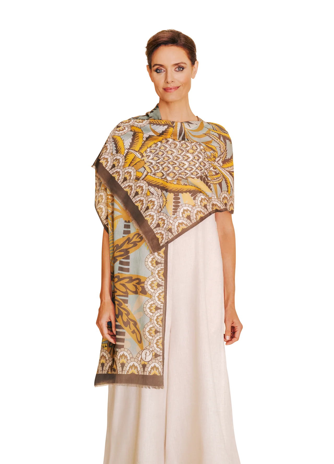 Mulher com vestido branco e xale estampado tons castanhos e amarelos