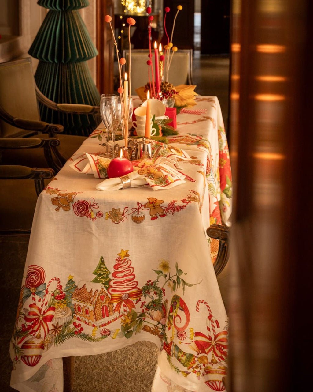 Toalha de mesa de Natal com decoração e velas acesas