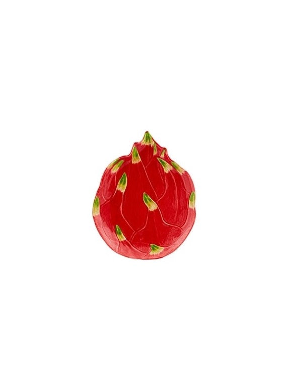 Fruto vermelho com pontas verdes sobre fundo branco