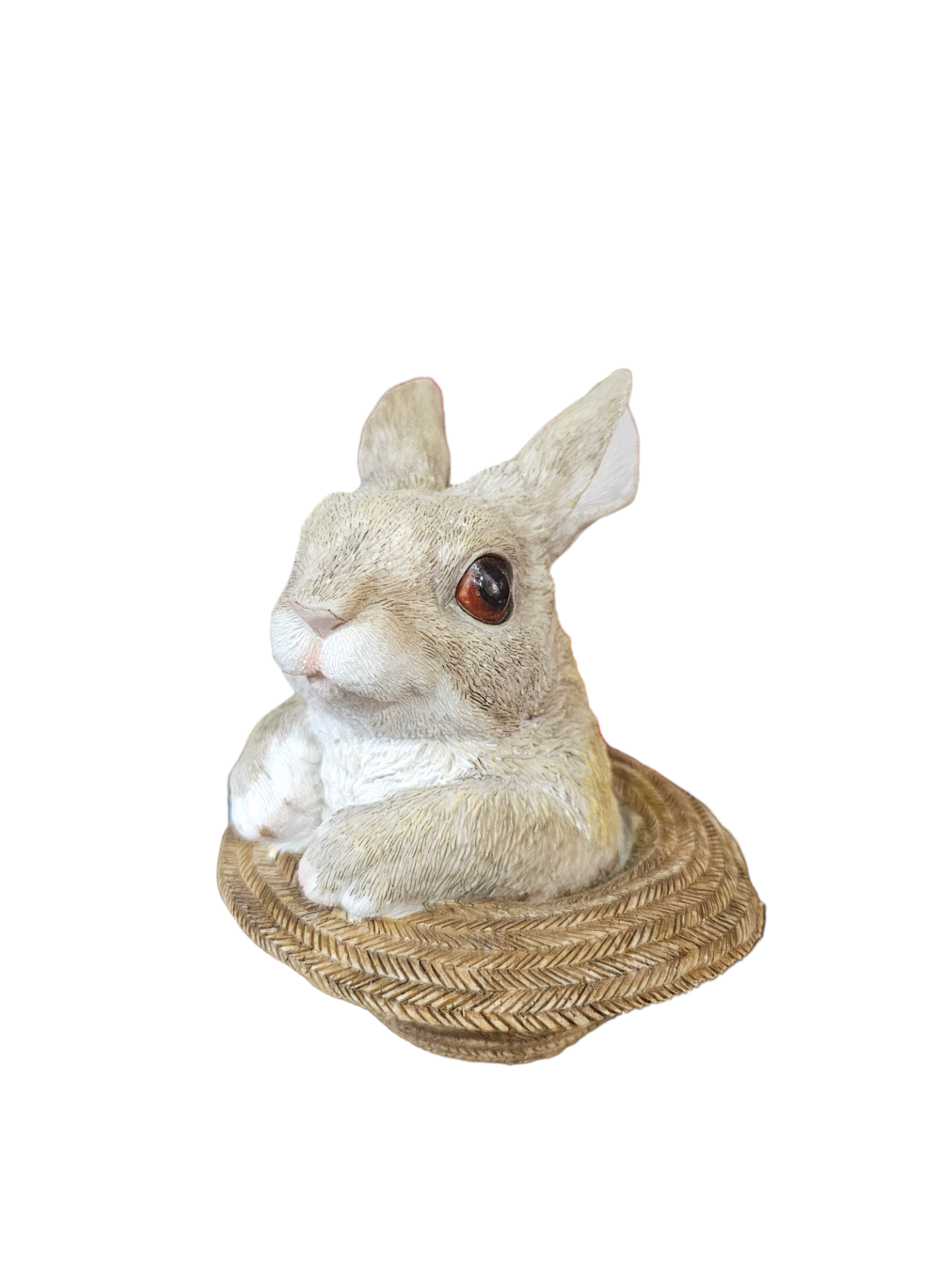 Estatueta de coelho branco e bege numa base redonda trançada castanha