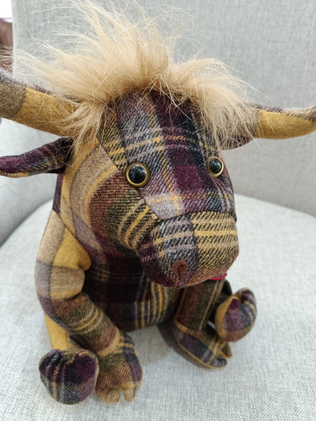 Brinquedo de pelúcia touro xadrez com cabelo despenteado