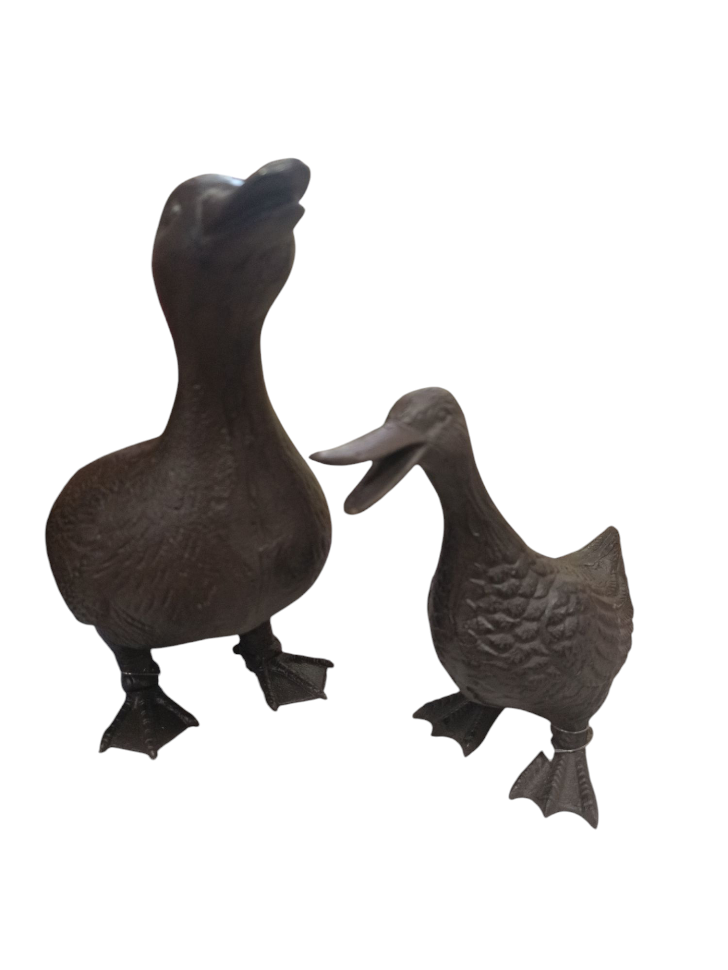 Esculturas de metal de dois patos castanhos escuros