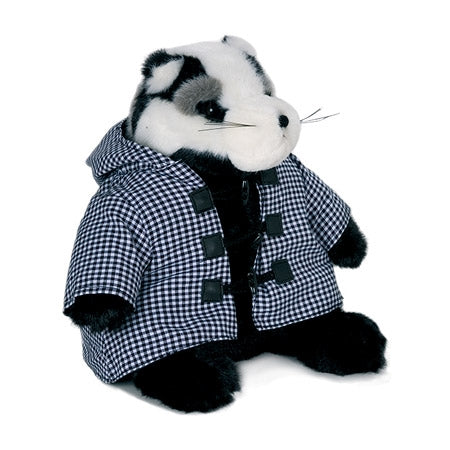 Urso de peluche vestido com casaco cinzento às riscas brancas sentado