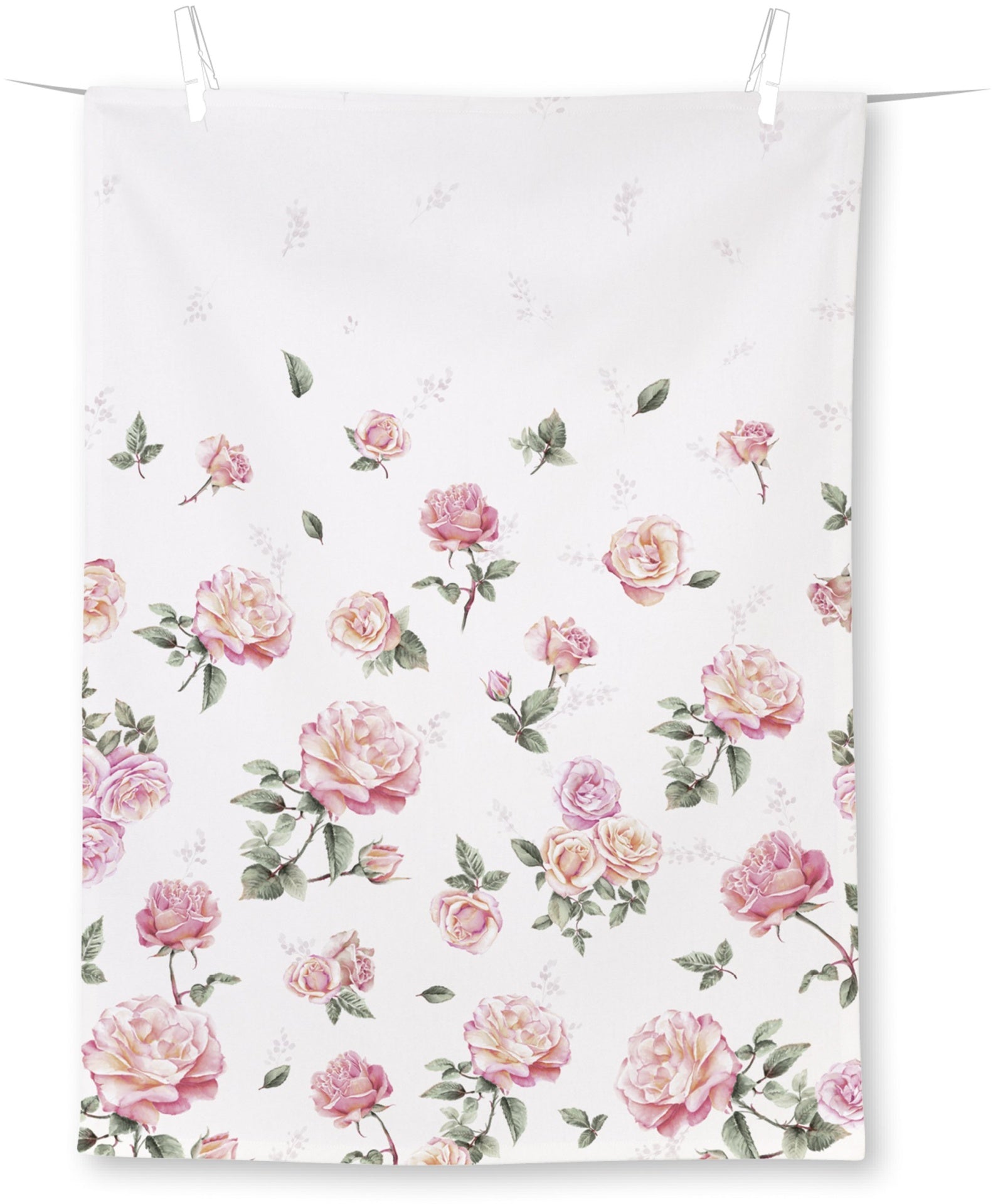 Tecido branco com estampa de rosas cor-de-rosa e folhas verdes pendurado num estendal