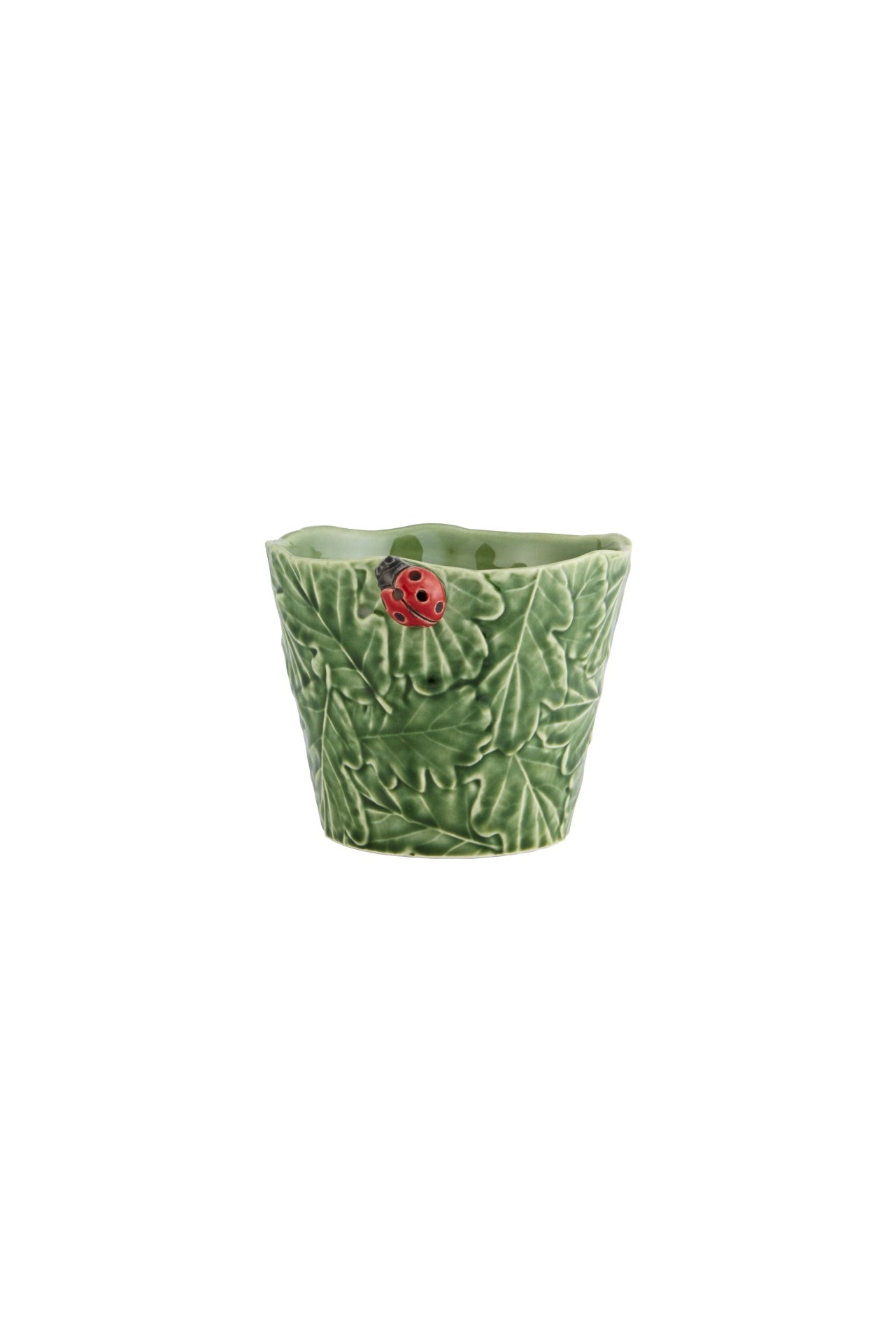 Vaso verde em cerâmica com relevo de folhas e joaninha vermelha.