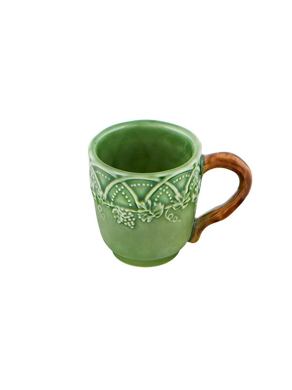 Caneca verde de cerâmica com padrão e pega castanha