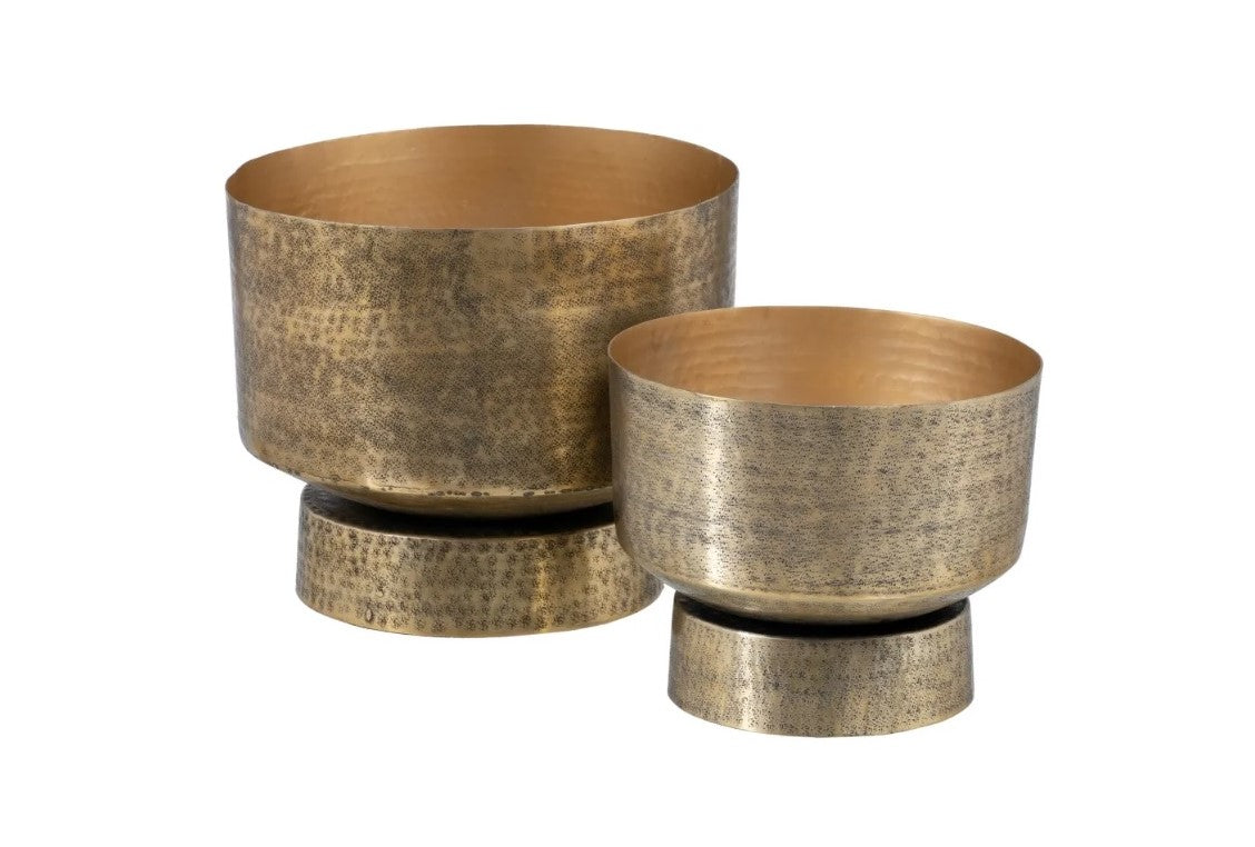 Dois cachepots redondos de metal com acabamento bronze envelhecido e interior dourado