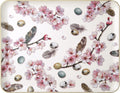 Tapete com design floral, ovos coloridos e penas sobre fundo branco