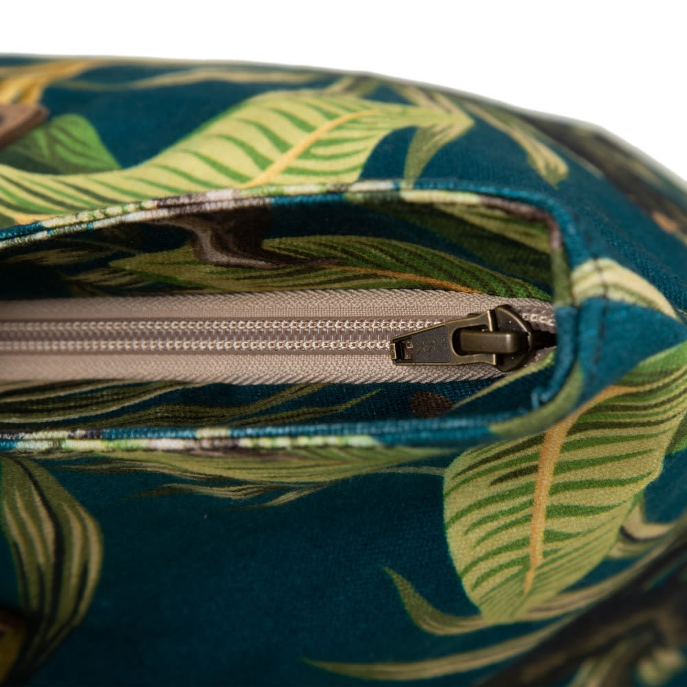 Necessaire azul escuro com padrão de folhas verdes e fecho de correr bege