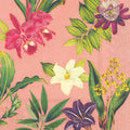 Tecido com padrão floral multicolorido em fundo rosa