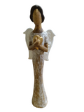 Estátua de anjo em madeira com asas e coração dourado