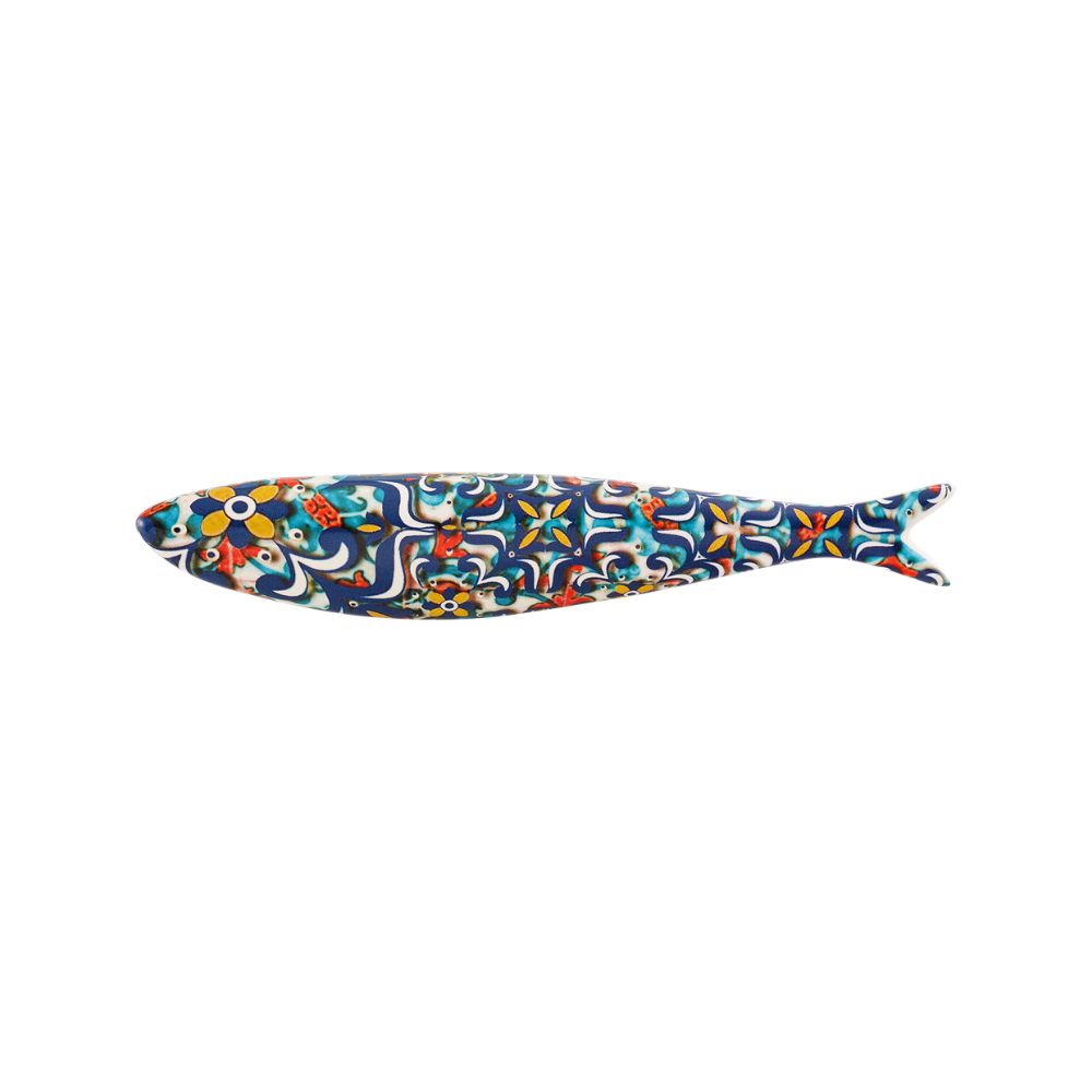Peixe decorativo em cerâmica com padrão colorido e motivos florais e geométricos.