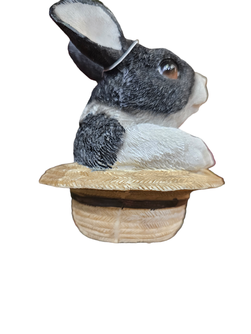 Estatueta de coelho cinza e branco dentro de chapéu de palha