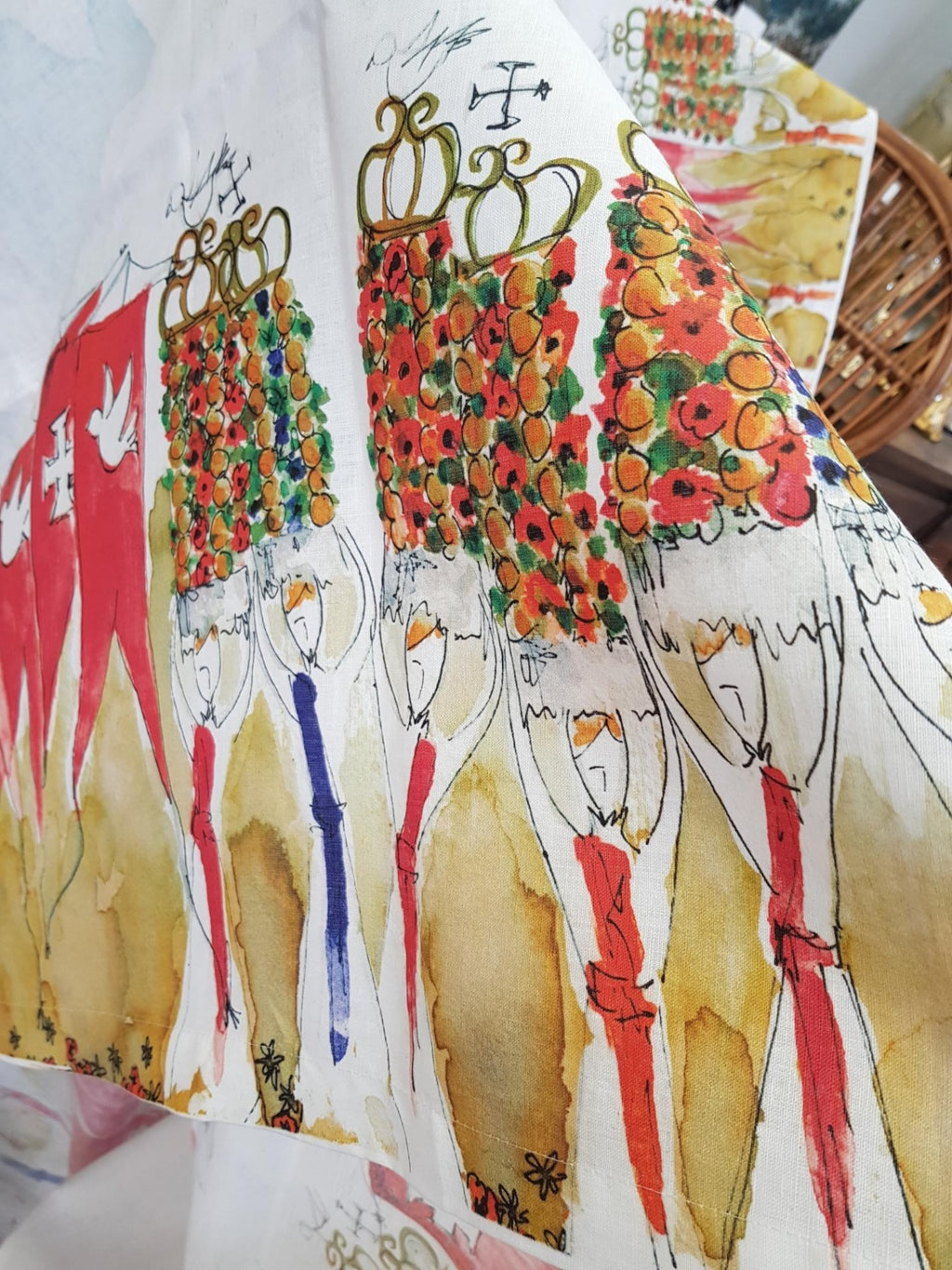 Tecido branco com estampa colorida de figuras femininas e flores