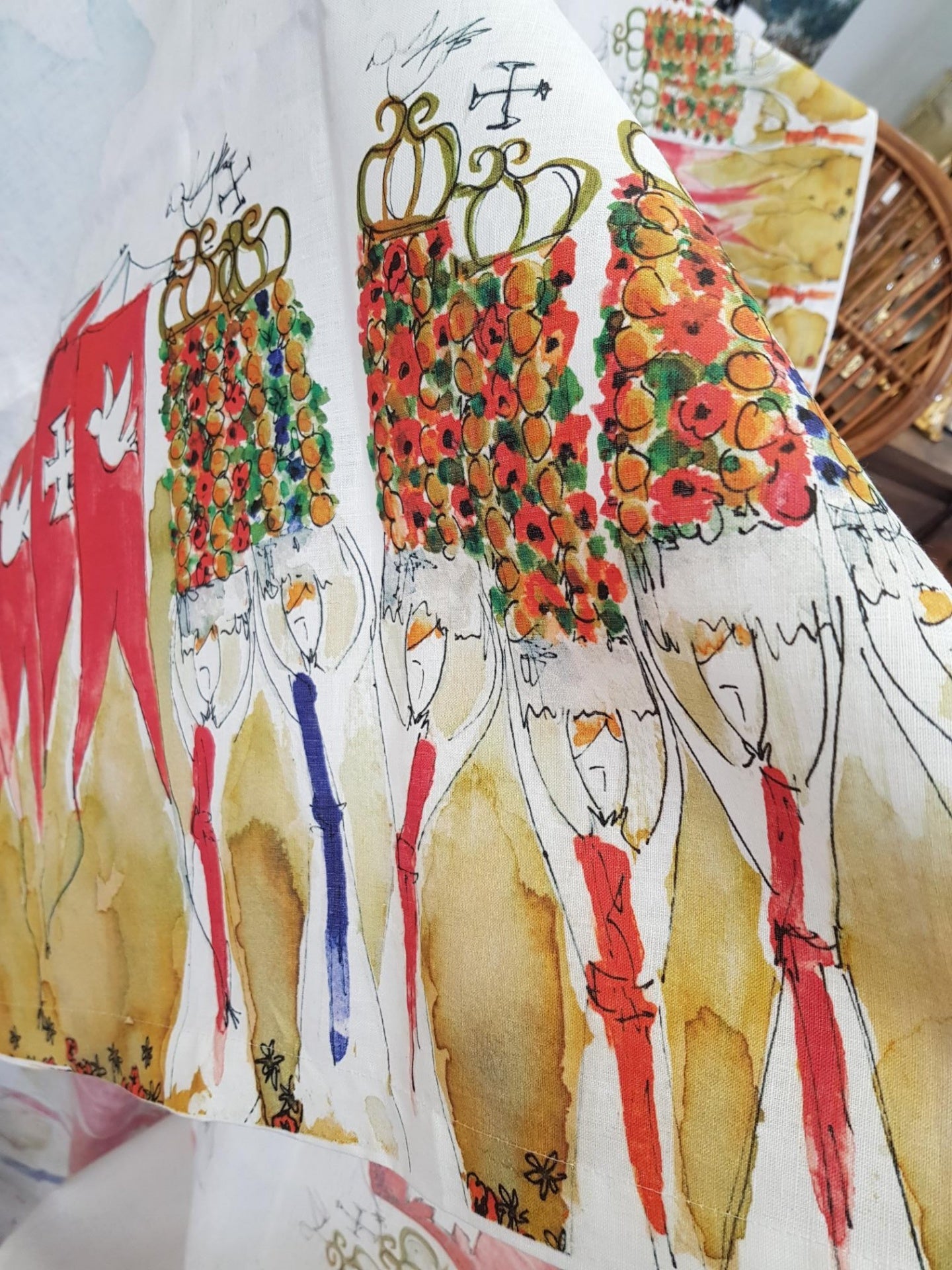 Tecido branco com estampa colorida de figuras femininas e flores