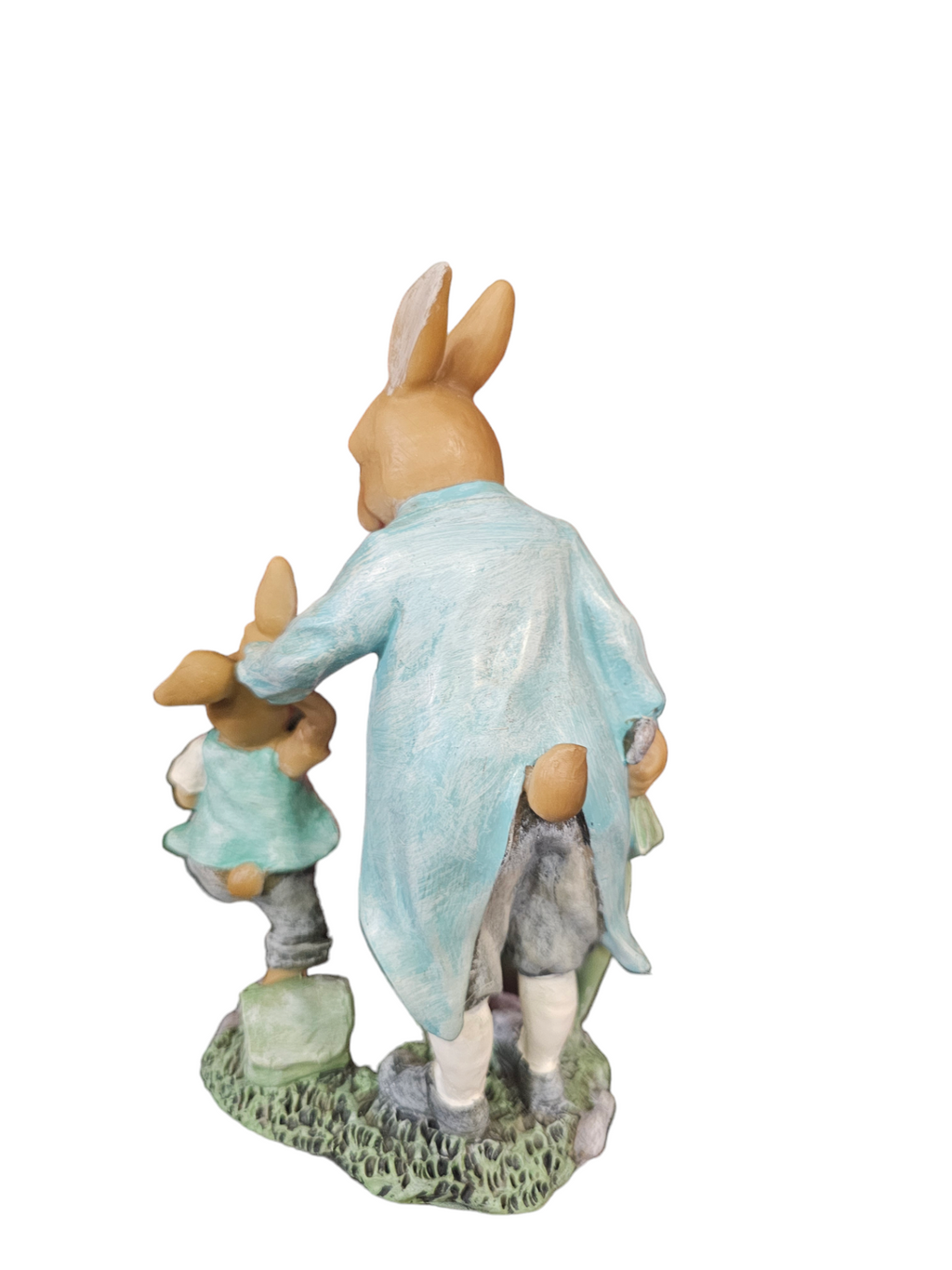 Escultura de coelhos em resina pintada com casacos e base verde