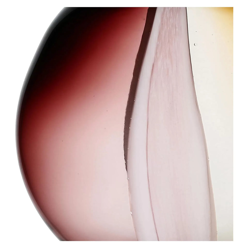 Manchas líquidas de cosméticos em tons vermelho, rosa e bege sobre fundo branco