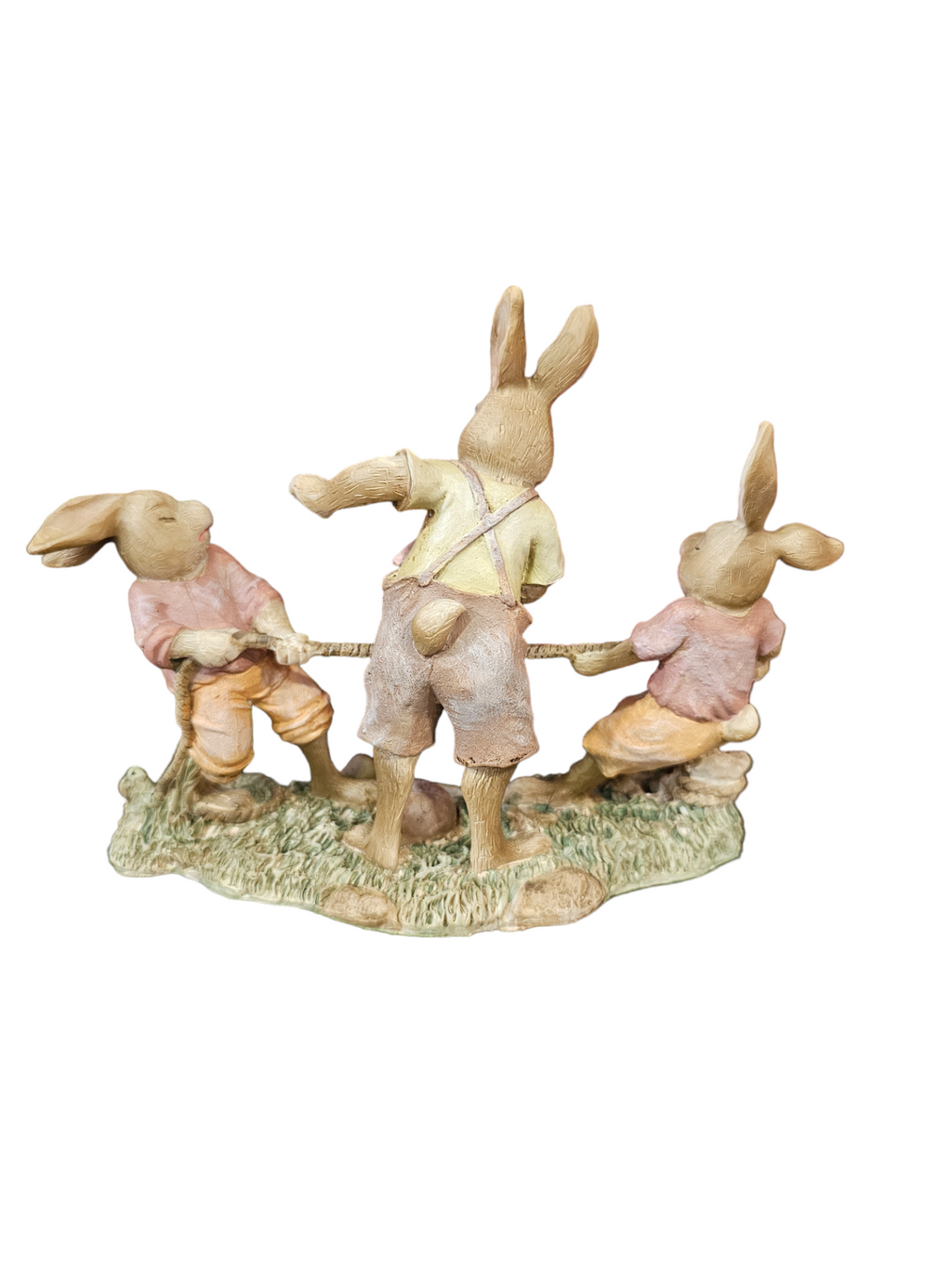 Estatueta de coelhos brincando cabo de guerra em resina colorida