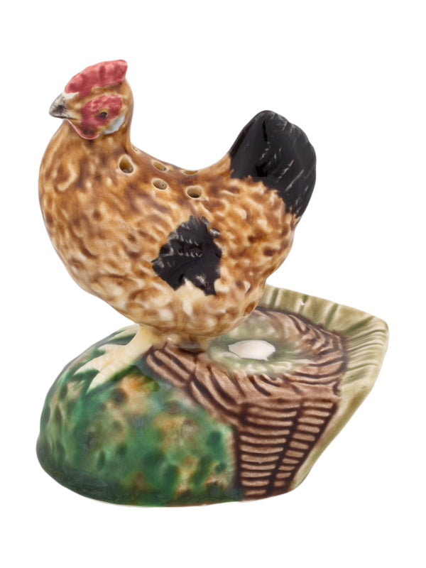 Figurina decorativa de galinha em cerâmica em base de tronco