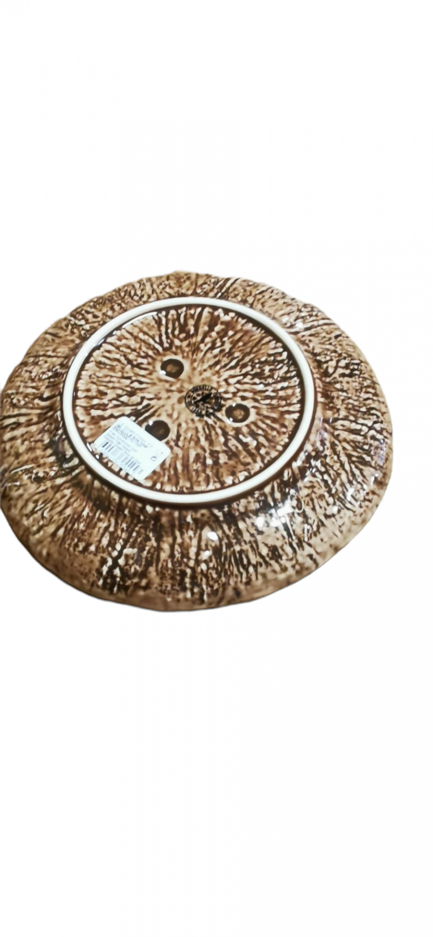 Base de prato de cerâmica castanho com etiqueta branca