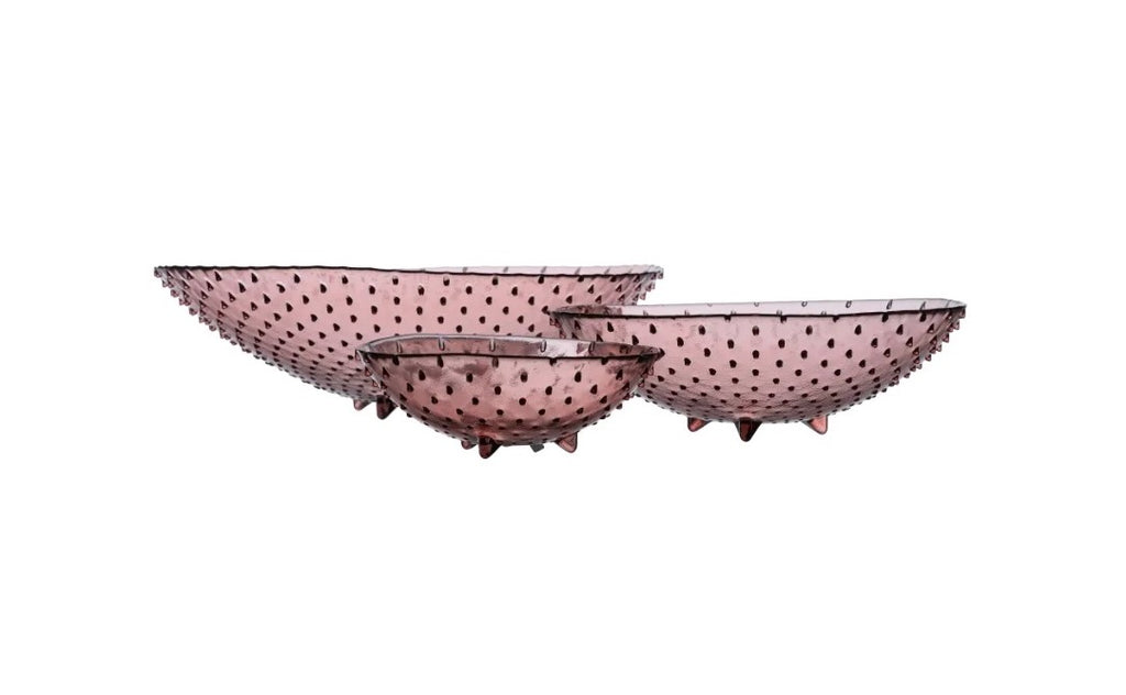 Três taças decorativas de vidro rosa com bolinhas pretas