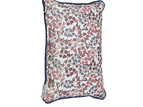 Almofada retangular com padrão floral vermelho e azul com bordas azuis