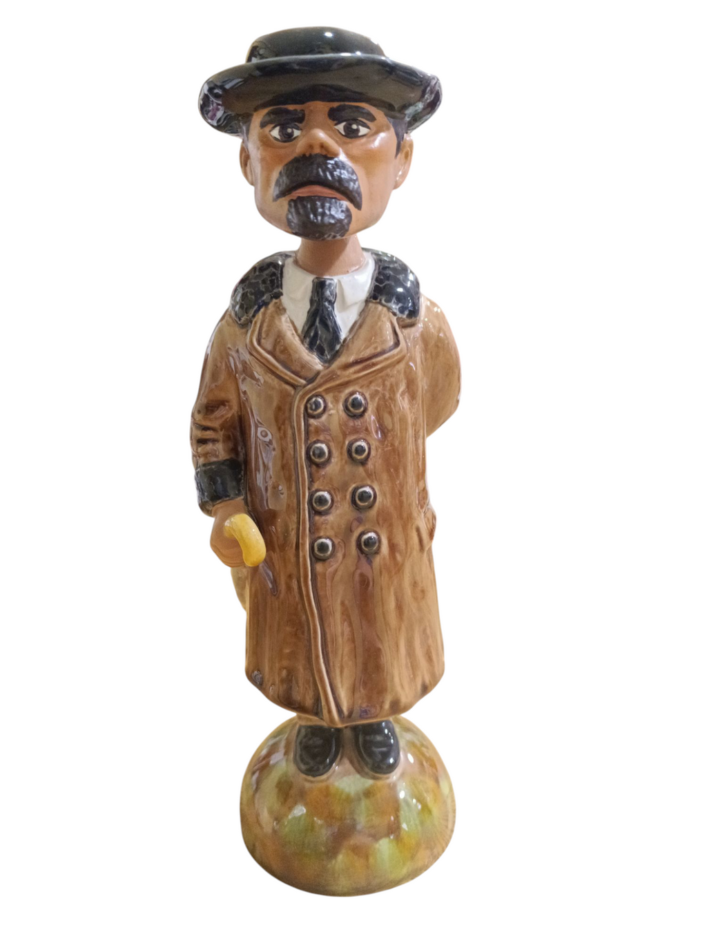 Figura decorativa de cerâmica de homem com casaco castanho e chapéu preto