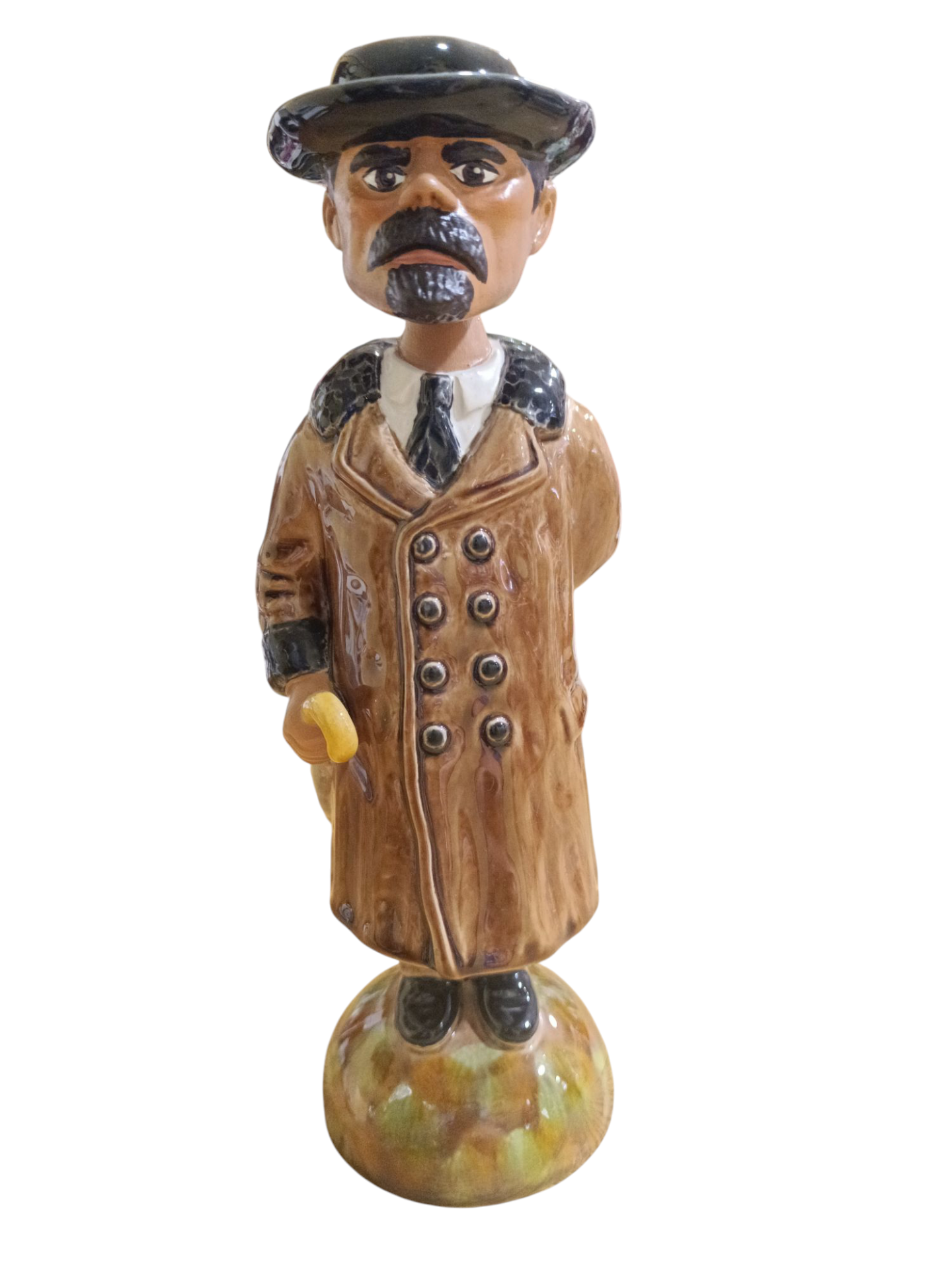 Figura decorativa de cerâmica de homem com casaco castanho e chapéu preto