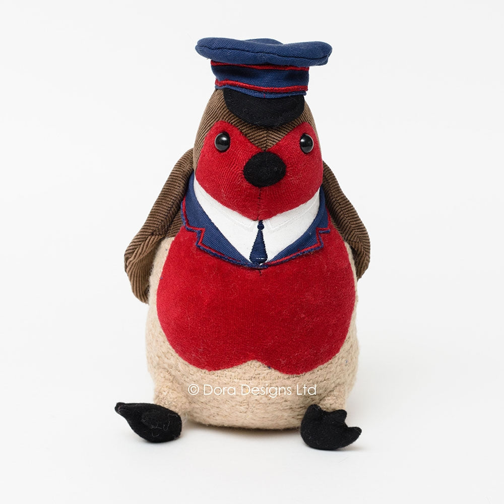 Pelúcia de pássaro com uniforme de condutor, em fundo branco