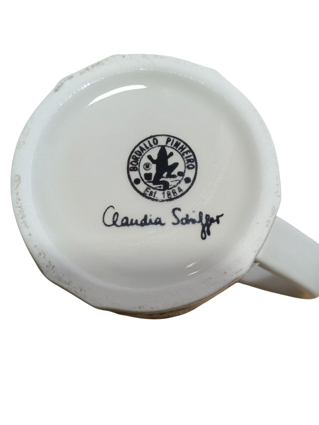 Base de caneca branca com selo BORRALLO PINHEIRO e assinatura Claudia Schiffer