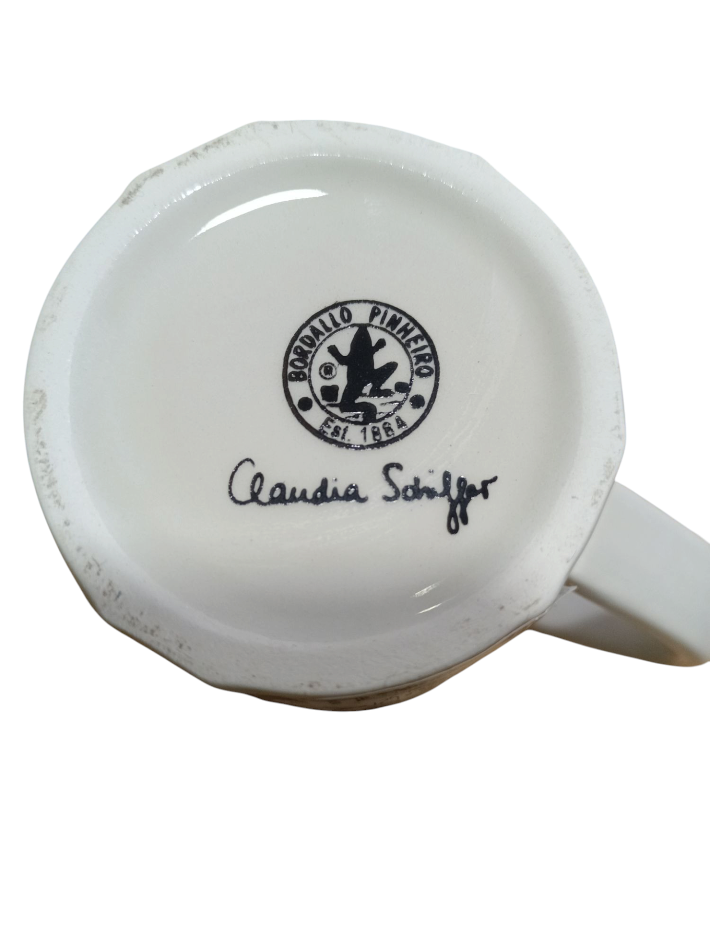 Base de caneca branca com selo BORRALLO PINHEIRO e assinatura Claudia Schiffer