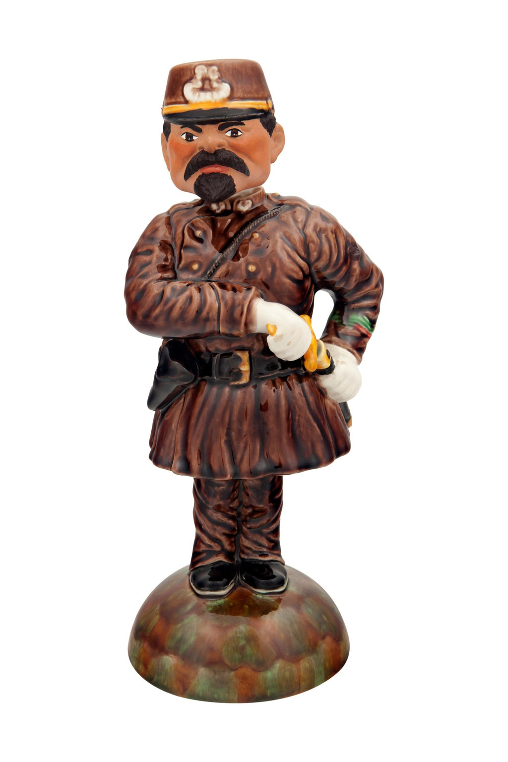Estátua de soldado em uniforme castanho com chapéu, base arredondada