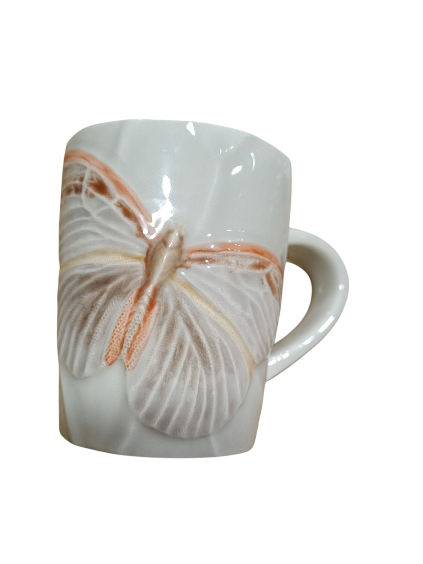 Caneca branca em cerâmica com relevo de borboleta castanha e creme