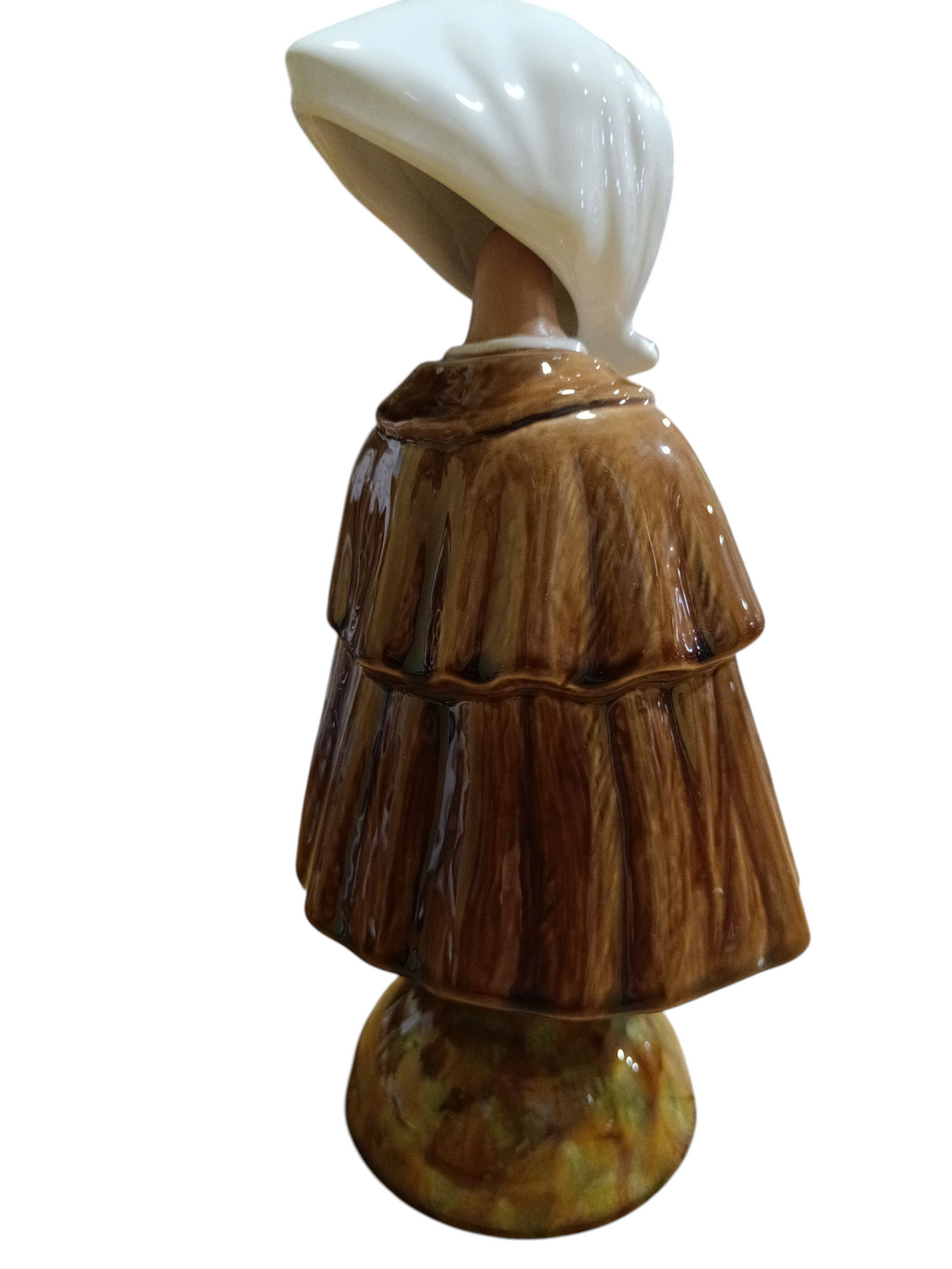 Estatueta cerâmica figura com capuz branco e capa castanha