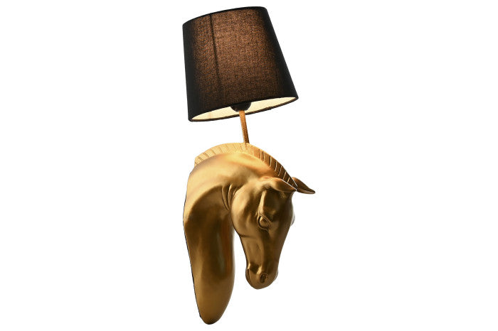 Luminária de parede com cabeça de cavalo dourada e abajur preto